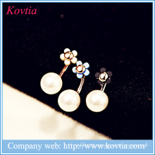 Top diseño de cinco pétalos flor pendiente dos pendientes de la perla 18k pendientes de oro rosa pendiente modelos